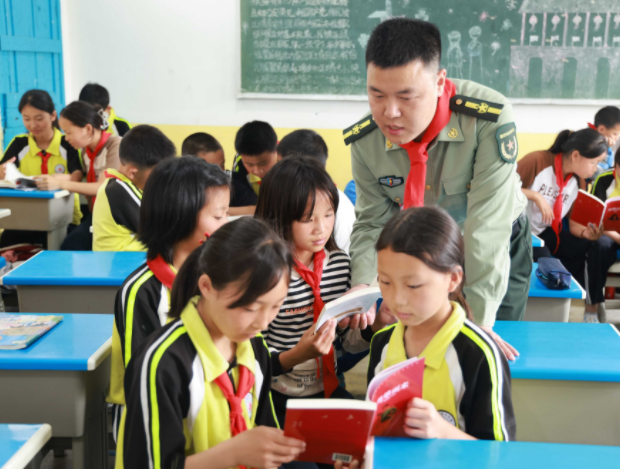 资源优势与中小学形成大手牵小手联动形式专业力气让教育更有深度